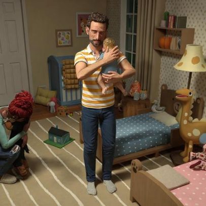 Personagens do rival de The Sims comem itens, perdem pele e dão à luz na rua
