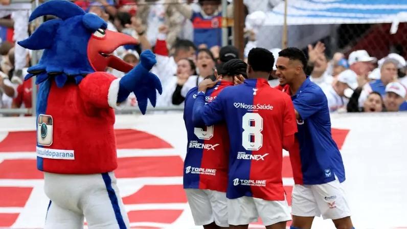 O Paraná garantiu o acesso à primeira divisão do Campeonato Paranaense (Foto: Edson De Souza/Thenews2/Folhapress)