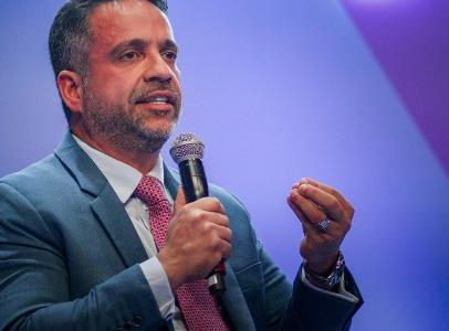 Governador de Alagoas sorteia 50 Pix de R$ 200 em evento público