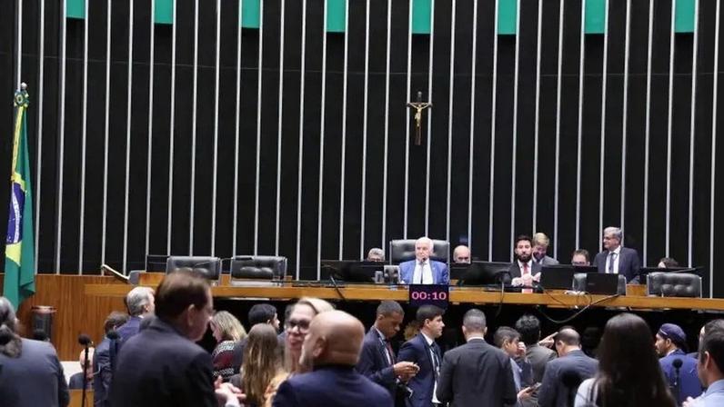 Deputados aprovam em primeiro turno PEC que amplia a imunidade tributária das igrejas para entidades associadas, com 335 votos favoráveis na Câmara.