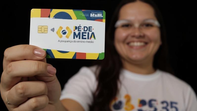 Pessoa segura o cartão do programa Pé de Meia. Foto: MEC/Divulgação
