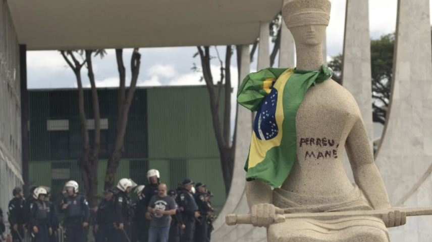 Após promulgação da dosimetria, Débora do batom volta a pedir redução de pena