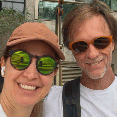 Poliana Abritta esbarra em Marcelo Bonfá na rua ao ouvir Legião Urbana