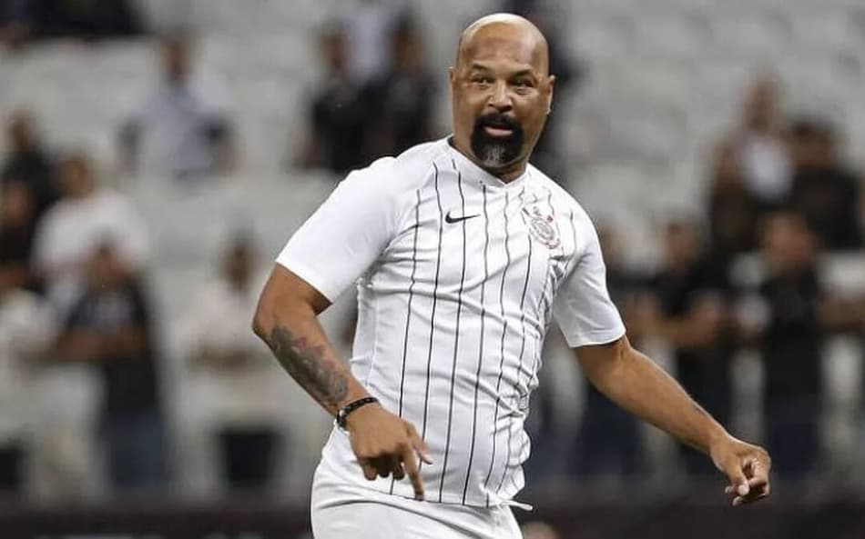 Dinei jogando no masters do Corinthians, time onde se tornou ídolo. (Foto: Corinthians)