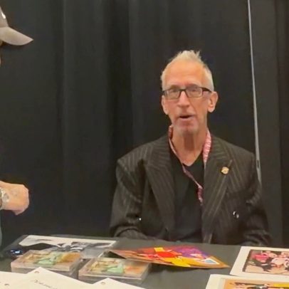 Andy Dick faz rara aparição pública e assina autógrafos após overdose quase fatal