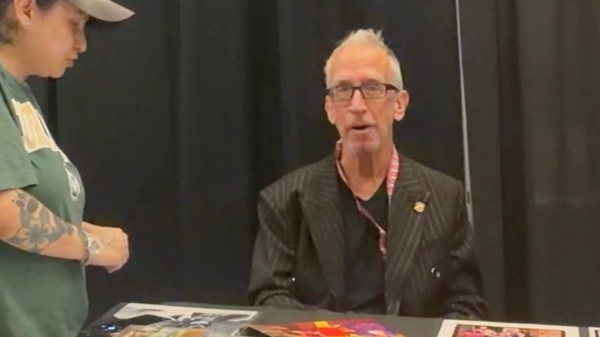 Andy Dick faz rara aparição pública e assina autógrafos após overdose quase fatal