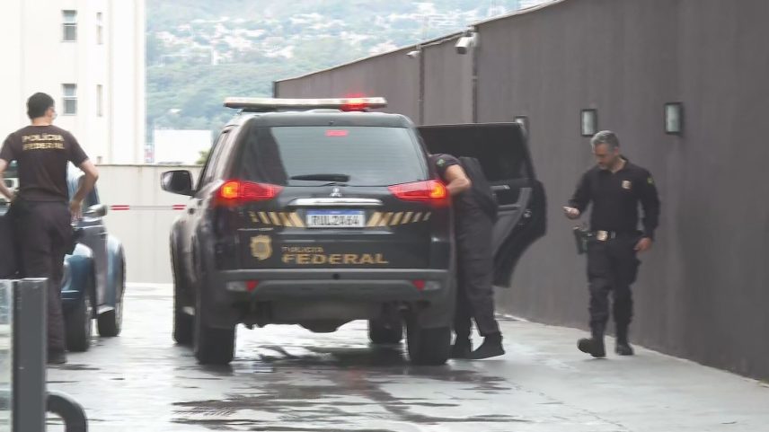 Mensagens apontam que agente da PF ofereceu serviços a grupo ligado a Vorcaro