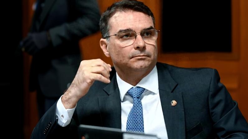 Presidente Lula (PT) e senador Flávio Bolsonaro (PL)