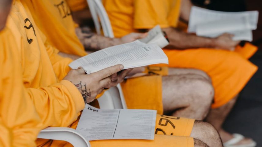 Programa de evangelismo em presídio transforma vidas