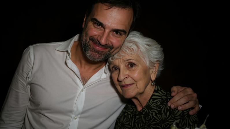 Tadeu Schmidt se despede da mãe e é consolado: 'Dificuldade pra aceitar que nunca mais vou te ver' — Foto: Reprodução/Instagram