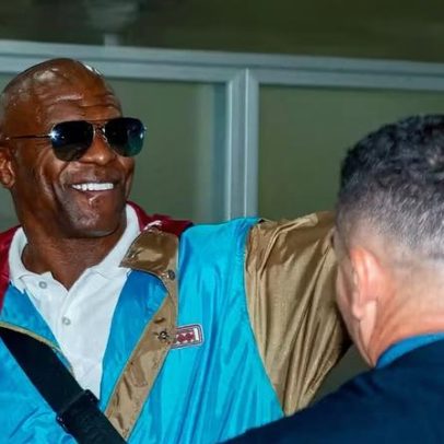 Terry Crews deixa o Brasil após fim de semana em São Paulo