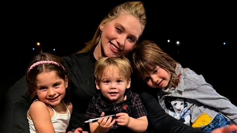 Virginia Fonseca volta de Dubai e posa com os filhos: Meu lar