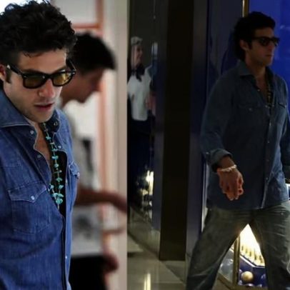 Chay Suede usa look all jeans durante passeio no Leblon