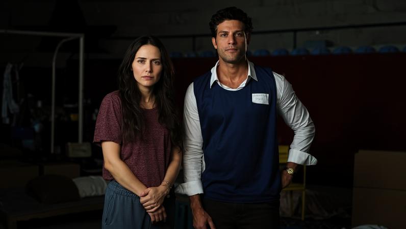 Quem Ama Cuida: uma história de amor e justiça sobre a força de recomeçar Pedro ( Chay Suede ) e Adriana (Leticia Colin)