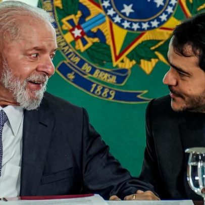 Messias acompanha Lula em agendas durante férias após sinal de reenvio ao STF