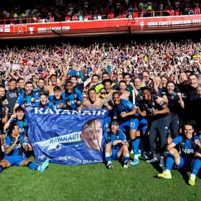 Bournemouth homenageia Avião Rayan em celebração por vaga na Liga Europa
