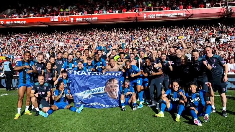 Jogadores do Bournemouth comemoram vaga na Liga Europa com homenagem a Rayan: "Rayanair" — Foto: Divulgação