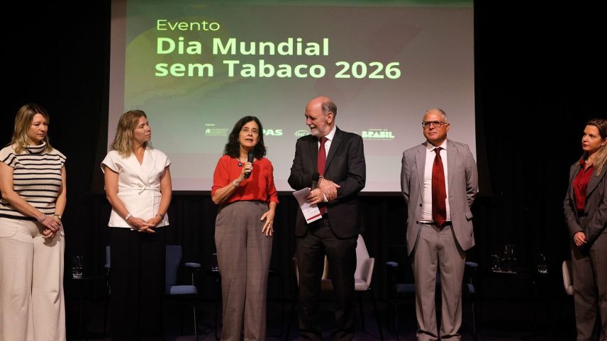 Nísia Trindade, ex-ministra da Saúde, fala durante evento promovido pelo Instituto Nacional de Câncer (INCA) no Dia Mundial sem Tabaco para alertar sobre as tentativas da indústria do tabaco de retardar a aplicação da Resolução da Agência Nacional de Vigilância Sanitária (Anvisa) de 2012 (RDC 14/2012), que proíbe o uso de aditivos de sabor e aroma em produtos de tabaco, no Teatro Assist, no centro da cidade. Foto: Tânia Rêgo/Agência Brasil