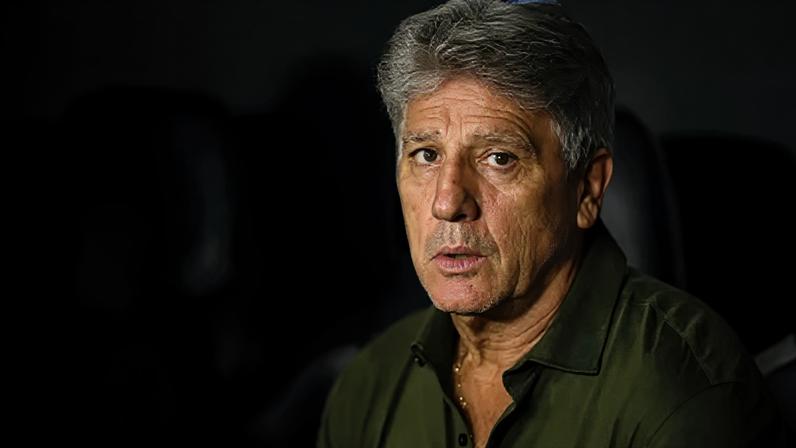 Renato Gaúcho, técnico do Vasco, no banco de reservas de São Januário