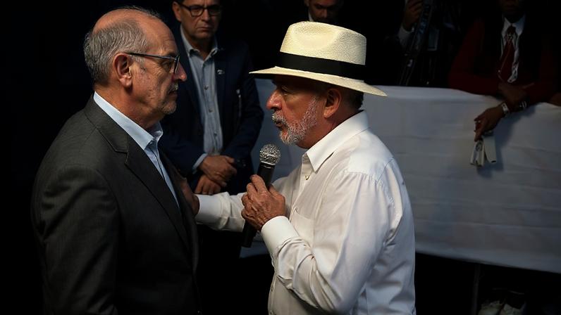 O presidente Lula (PT) fala com o governador interino do Rio de Janeiro, Ricardo Couto