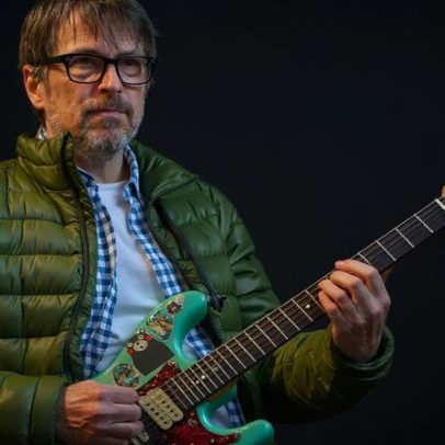 Rivers Cuomo faz covers de Outkast, Dolly Parton, Whitney Houston e Nirvana