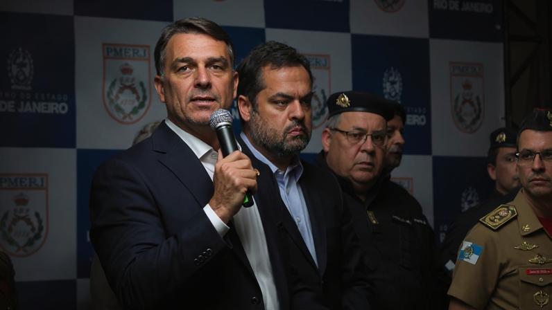 Flávio Bolsonaro e Cláudio Castro em evento no Rio — Foto: Betinho Casas Novas/TV Globo