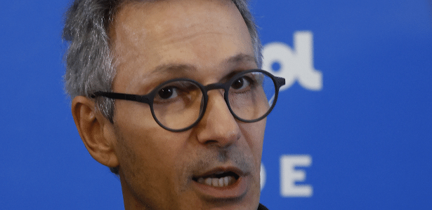 Zema diz ter histórico diferente de Flávio e afirma não ter rabo preso