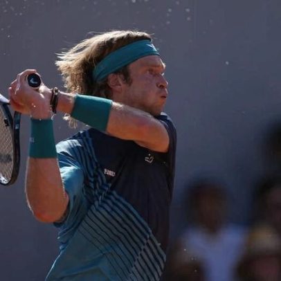 Rublev vence duelo desgastante na estreia e leva o título de Buse