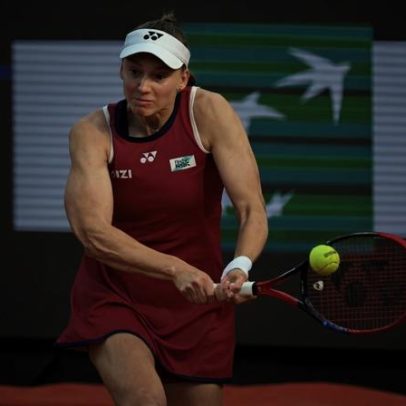 Rybakina vence duelo de campeãs e encara Svitolina