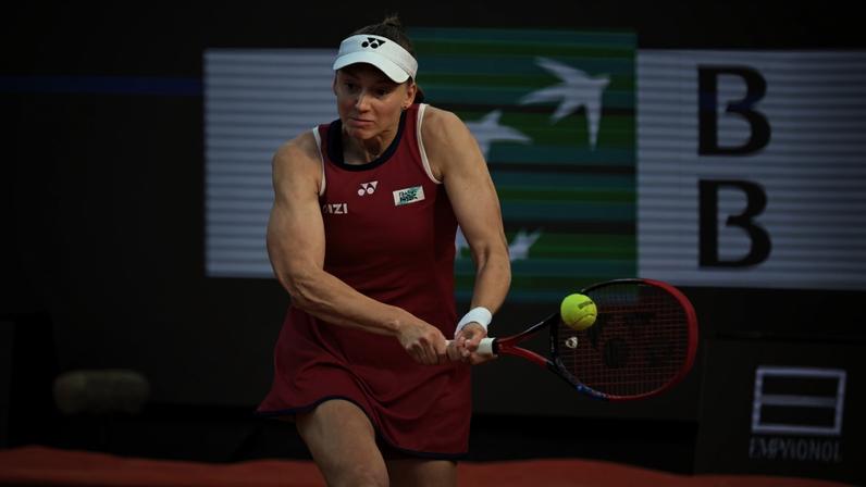 Rybakina vence duelo de campeãs e encara Svitolina