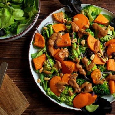 Cinco saladas mornas para almoços saudáveis em dias frios