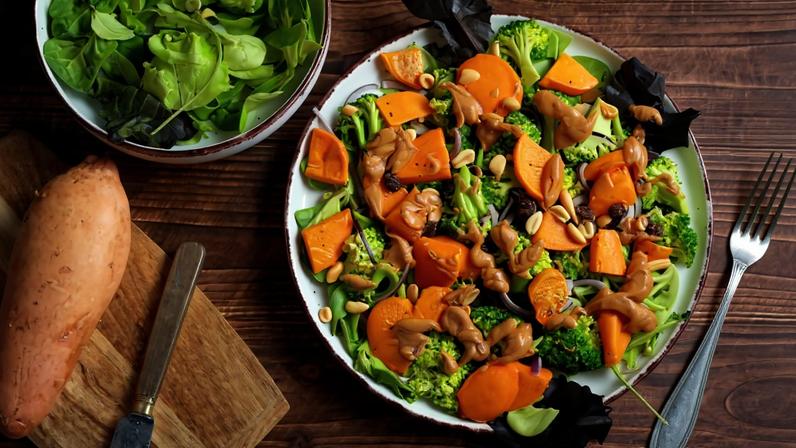 Cinco saladas mornas para almoços saudáveis em dias frios