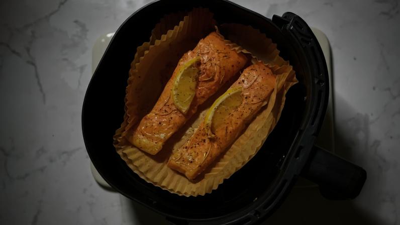 Salmão grelhado com limão-siciliano (Imagem: PJjaruwan | Shutterstock)