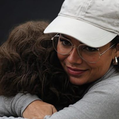 Sandy posou abraçada com o filho em homenagem a Lucas Lima