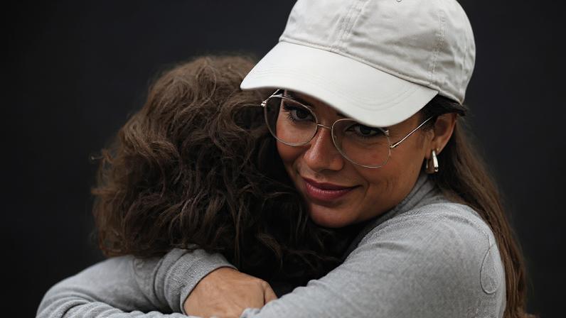 Sandy posou abraçada com o filho em homenagem a Lucas Lima