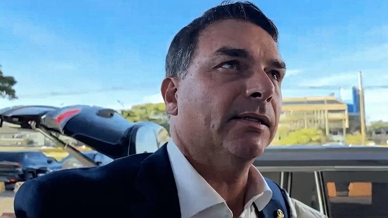Flávio chega aos EUA para possível reunião com Trump