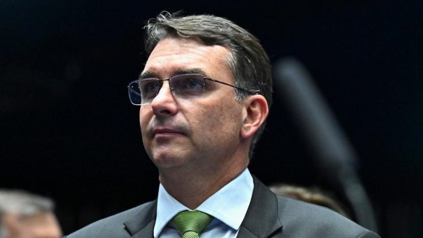 Flávio Bolsonaro disse que suspensão abre "grave precedente"