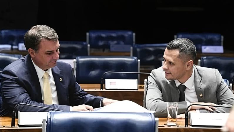 Os senadores Flávio Bolsonaro (PL-RJ) e Cleitinho (Republicanos-MG). Foto: Marcos Oliveira/Agência Senado