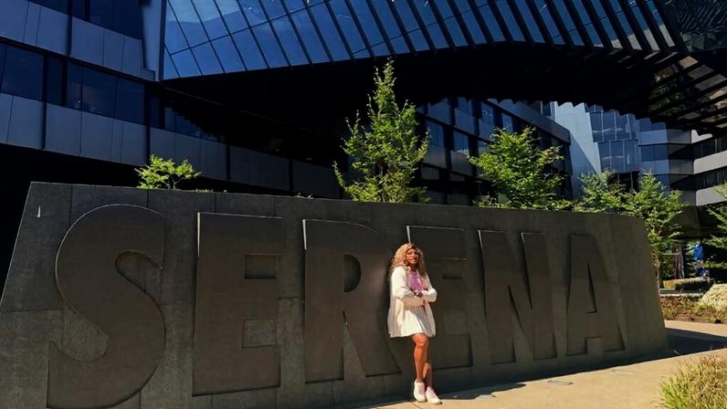 Serena participa de atividades na renomeação do campus do patrocinador