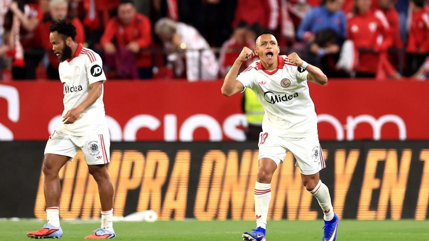 Alexis Sánchez comemora o gol da vitória sobre a Real Sociedad — Foto: Fran Santiago/Getty Images