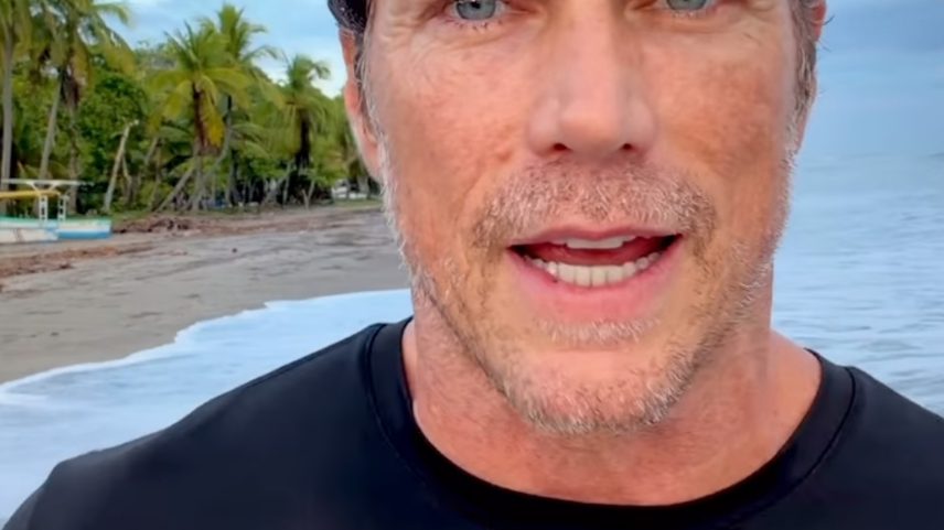 Jason Lewis de Sex and the City reaparece após três anos com recado misterioso