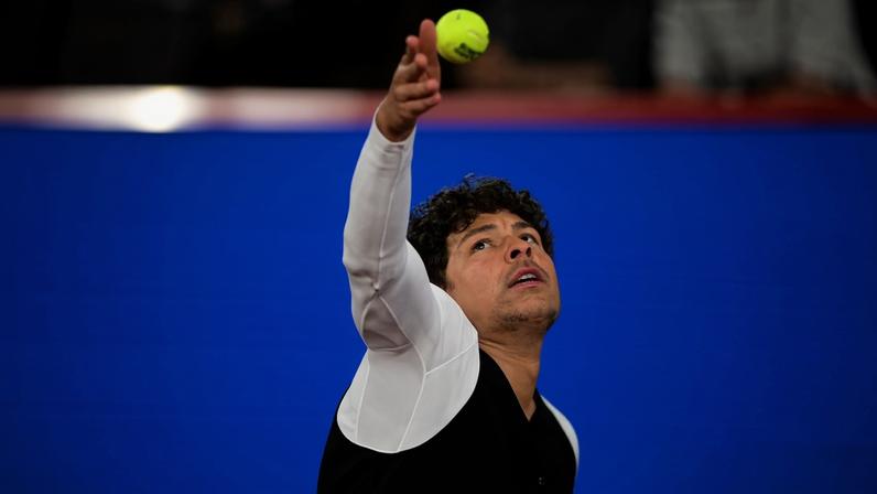 Shelton sofre na estreia em Hamburgo; De Minaur enfrenta Fokina