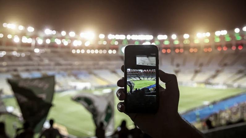 Celular filmando estádio (Foto: Reprodução/Red Hat)