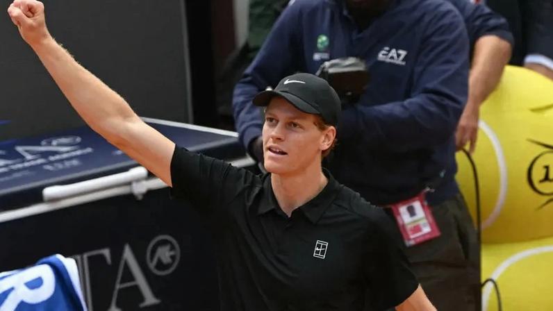 Sinner vence duelo de dois dias com Medvedev e vai à final em Roma