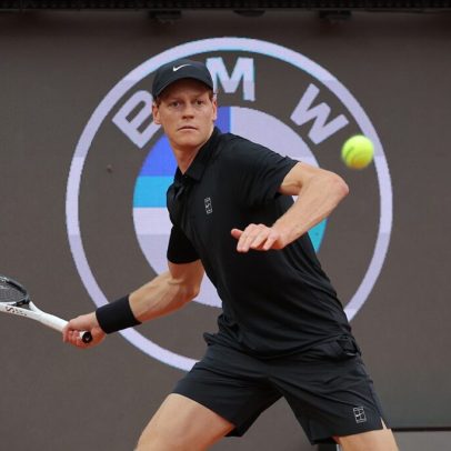 Sinner vence 30ª consecutiva, supera Federer e empata com Djokovic