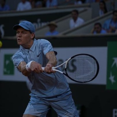 Sinner vence 30ª partida consecutiva no ano e estreia bem em Roland Garros