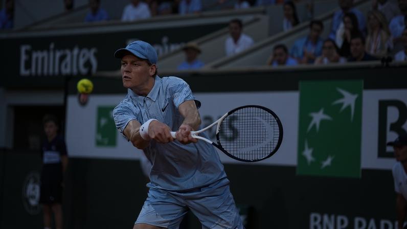 Sinner vence 30ª partida consecutiva no ano e estreia bem em Roland Garros