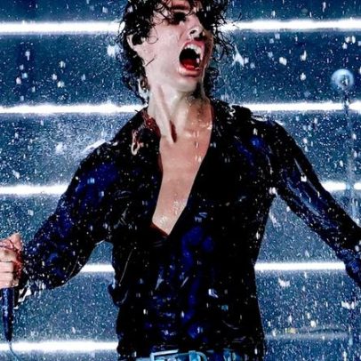Sombr Sings interpreta 'Homewrecker' sob chuva nos AMAs