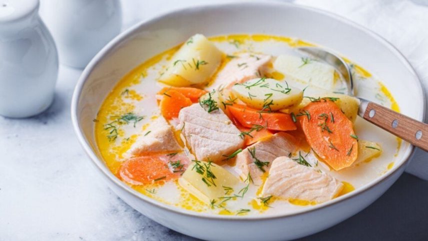 Sopa cremosa de salmão com legumes (Imagem: Nina Firsova | Shutterstock)