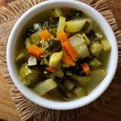 7 receitas de caldos, cremes e sopas low carb para dias frios